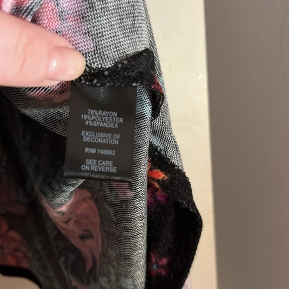 Torrid Super Soft Sharkbite Hem Floral Sweater Size 4 (26/28) - Picture 4 of 5